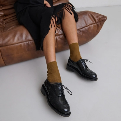 Openwork derbies in black glazed leather | duermo