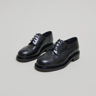 Openwork derbies in black glazed leather | duermo