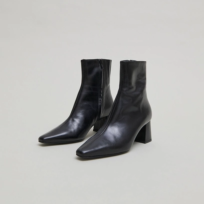 Ankle boots with wide heels in black leather | dyonisos