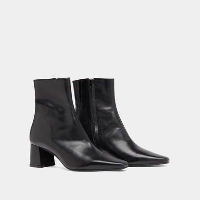 Ankle boots with wide heels in black leather | dyonisos