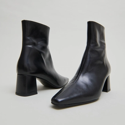 Ankle boots with wide heels in black leather | dyonisos