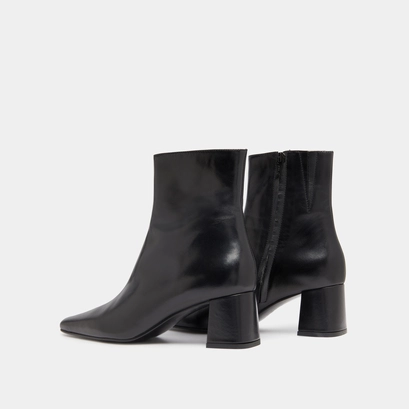 Ankle boots with wide heels in black leather | dyonisos