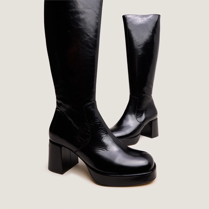 Heeled platform boots in black distressed leather | vaneo