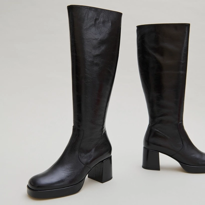 Heeled platform boots in black distressed leather | vaneo