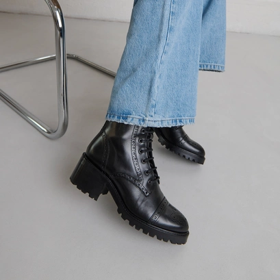 Heeled lowboots with laces in black leather | anders