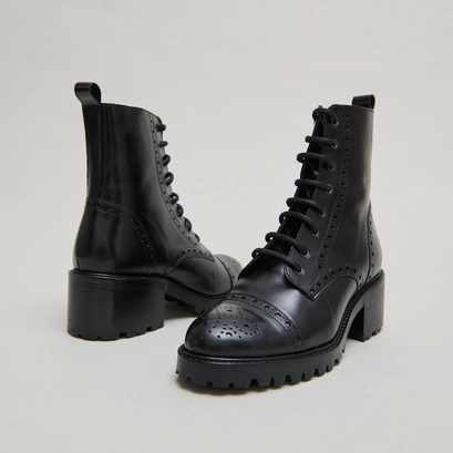 Heeled lowboots with laces in black leather | anders