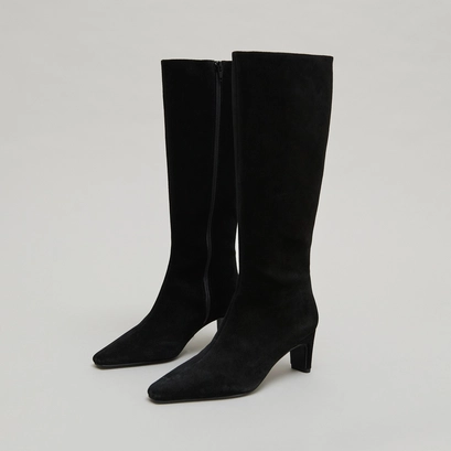 Heeled boots with pointed toes in black suede | danou
