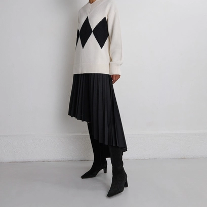 Heeled boots with pointed toes in black suede | danou
