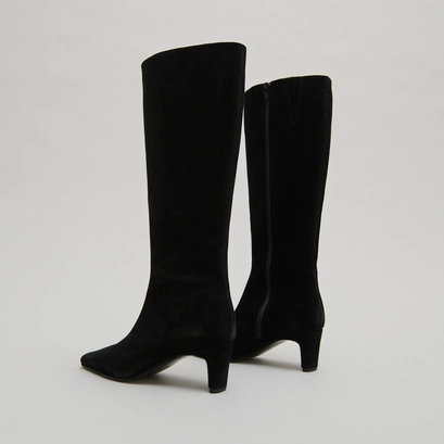 Heeled boots with pointed toes in black suede | danou