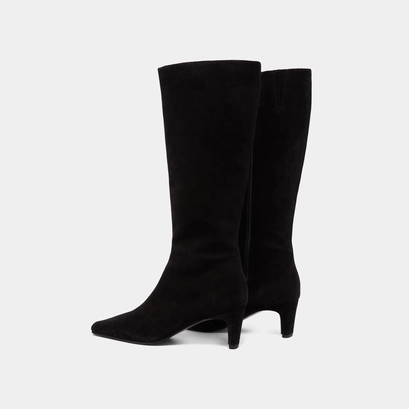 Heeled boots with pointed toes in black suede | danou