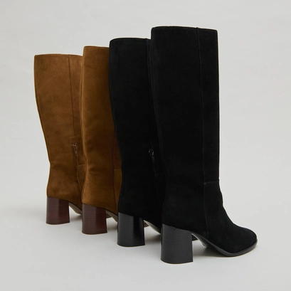 Heeled boots with rounded toes in cognac suede | dilia