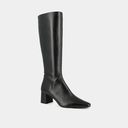 Heeled boots with pointed toes in black leather | diony