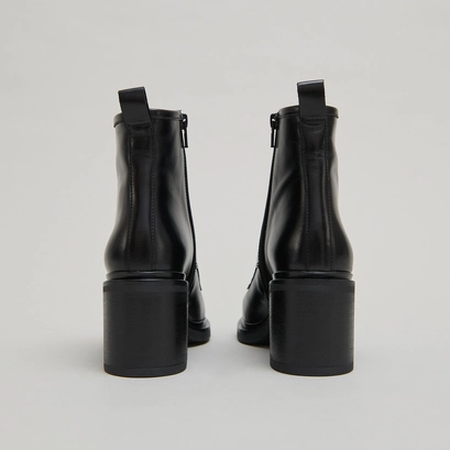 Heeled lowboots with laces in black leather | duplex