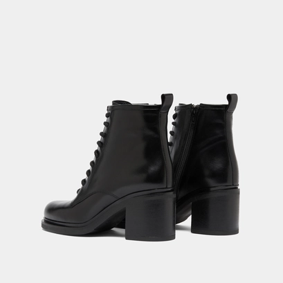 Heeled lowboots with laces in black leather | duplex