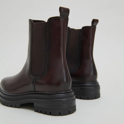 Low boots with notched and elastic soles in red-brown leather | adalard