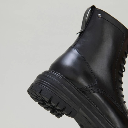 Lowboots with laces and notched soles in black leather | adalice