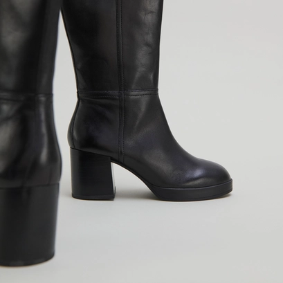 Heeled boots in black leather | anelia