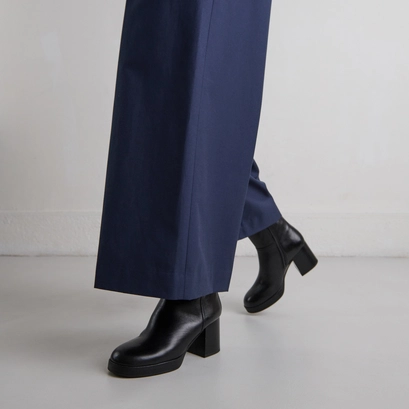 Ankle boots with flare heels in black leather | anelle