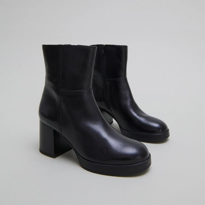 Ankle boots with flare heels in black leather | anelle
