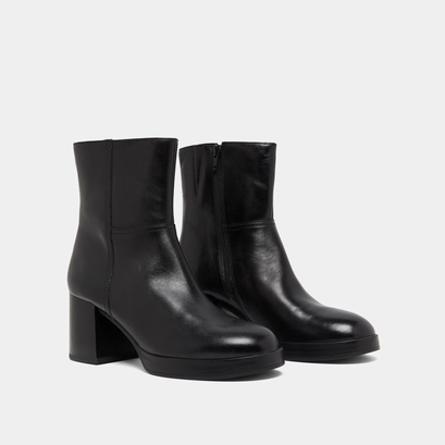 Ankle boots with flare heels in black leather | anelle