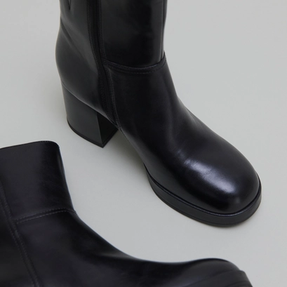 Ankle boots with flare heels in black leather | anelle