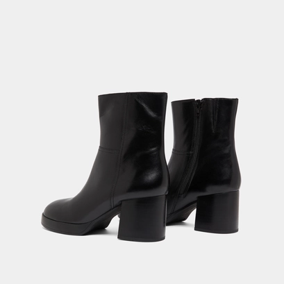 Ankle boots with flare heels in black leather | anelle