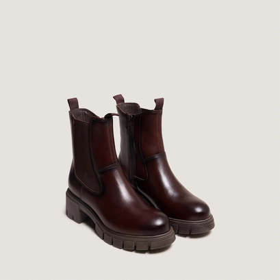 Lowboots with notched soles and round toes in red-brown leather | arona