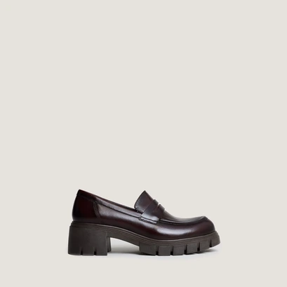 Loafers with notched soles in red-brown leather | aron