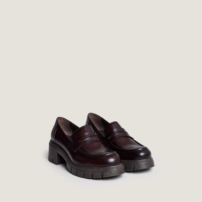 Loafers with notched soles in red-brown leather | aron