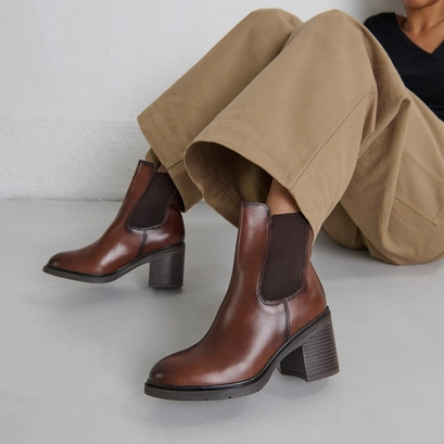 Elasticated ankle boots with rounded toes in cognac leather | atila