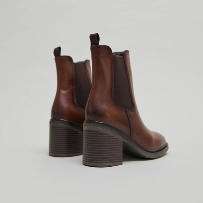 Elasticated ankle boots with rounded toes in cognac leather | atila