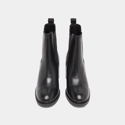 Elasticated ankle boots with rounded toes in black leather | atila