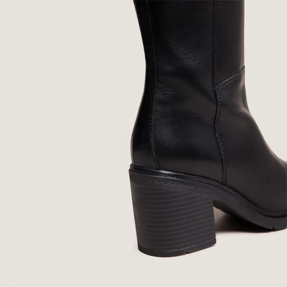 Heeled boots with rounded toes in black leather | atilus
