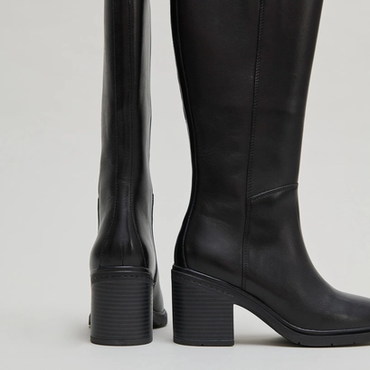 Heeled boots with rounded toes in black leather | atilus