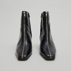 Heeled ankle boots with front zippers black