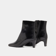 Heeled ankle boots with front zippers black