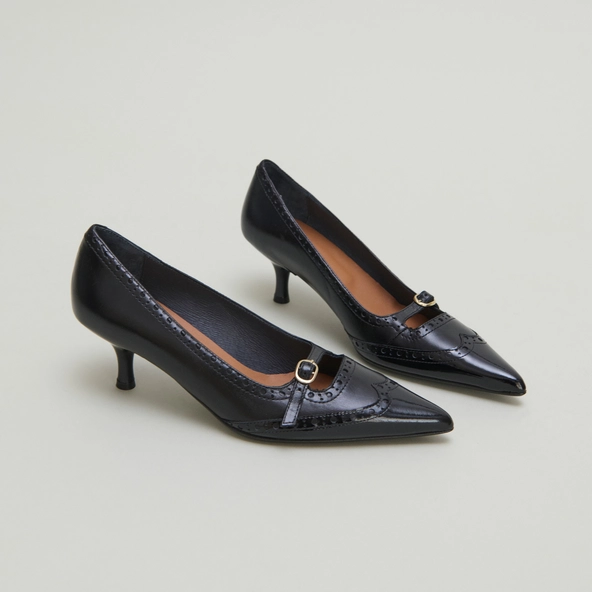 Strappy pumps with perforated details in black patent and black leather | DALTA