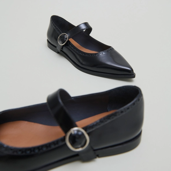 Ballet flats with pointed toes in black glazed leather | DEMIA