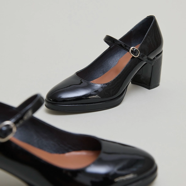 Heeled Mary Jane in black patent | DEBRE