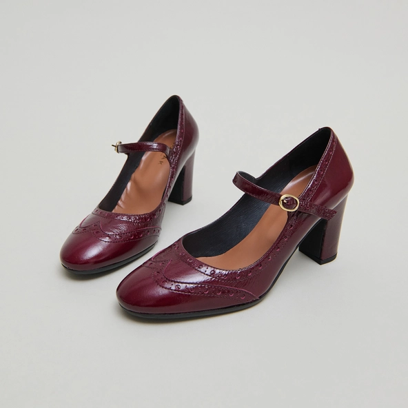 Heeled Mary Jane and perforated details in burgundy shiny leather | DIRIOS