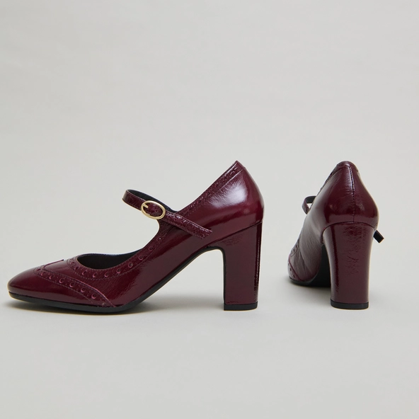 Heeled Mary Jane and perforated details in burgundy shiny leather | DIRIOS