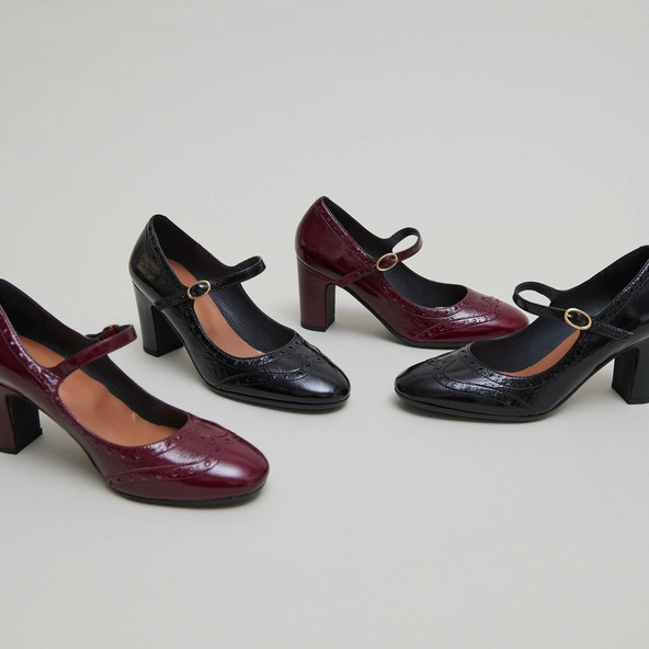Heeled Mary Jane and perforated details in burgundy shiny leather | DIRIOS