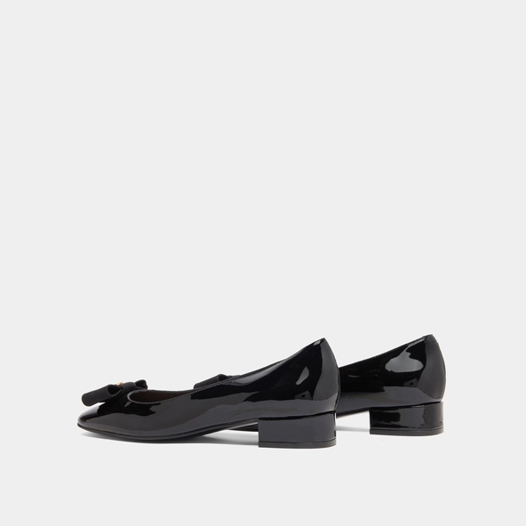 Ballet flats with bow and monogram in black patent | DAMIA