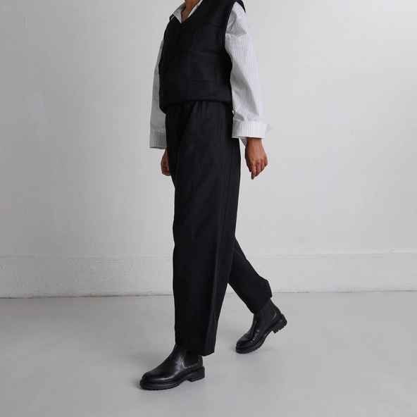 Lowboots with elastic straps and notched soles in black grained leather | CELINA