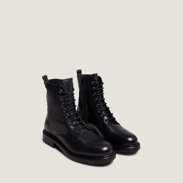 Lowboots with laces and notched soles in black leather | CELIMENE