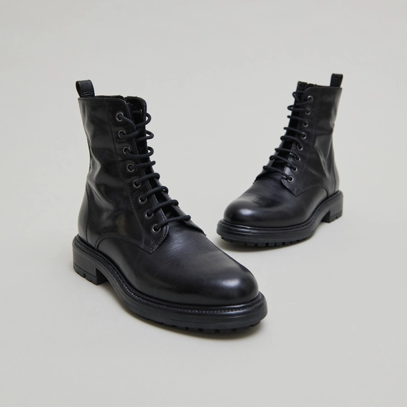Lowboots with laces and notched soles in black leather | CELIMENE