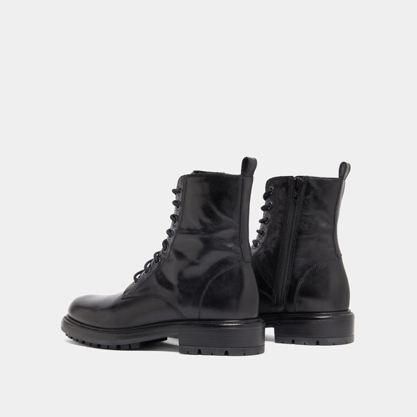 Lowboots with laces and notched soles in black leather | CELIMENE