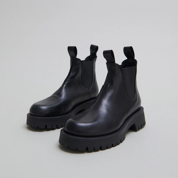 Lowboots with notched soles in black leather | ROCHE