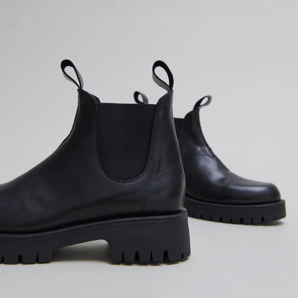 Lowboots with notched soles in black leather | ROCHE