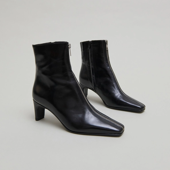 Heeled ankle boots with front zippers in black leather | DANZA